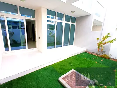 أفضل عرض لوحدة سكنية تضم 3 غرف نوم و3 حمامات، مع غرفة معيشة ومطبخ واسعين ومساحات خارجية منسقة بشكل جيد؛ الوحدة تقع في المنتصف ومتاحة للإيجار مقابل 75,