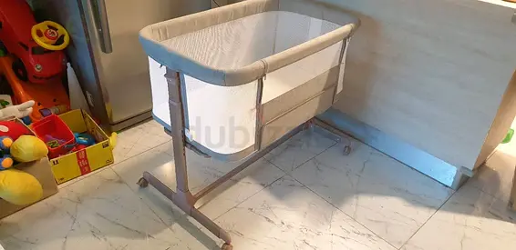 Beside Sleeper Bassinet / Cradle in Good Condition