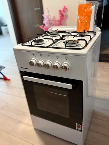White freestanding 4-burner gas cooker with oven - good condition