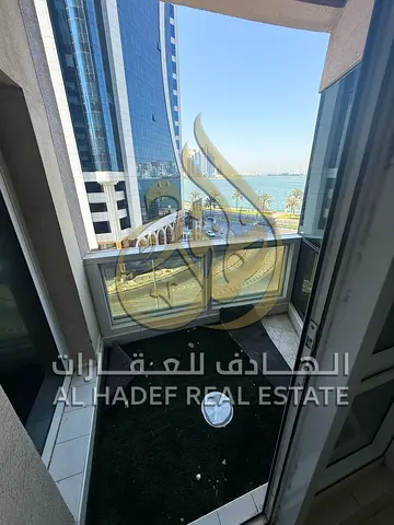 3 غرف وصالة في المجاز 2، الشارقة. إطلالة كاملة على البحيرة، بلكونة، غرفة خادمة، 4 حمامات، مسبح وتكييف مجاناً،