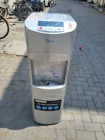 Bottom load water dispenser