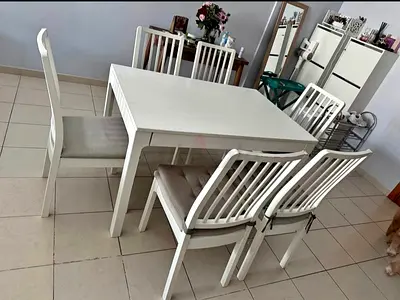 White wooden 6-seater  extendable dining table with chairs