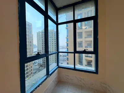 "فخامة السكن في أبراج الخور.. شقة (غرفتين وصالة + غرفة خادمة) للإيجار في الراشدية 1، عجمان!"