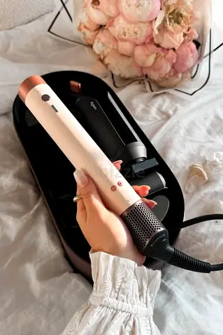 Dyson-style cordless hair styler / hot air brush (light pink)