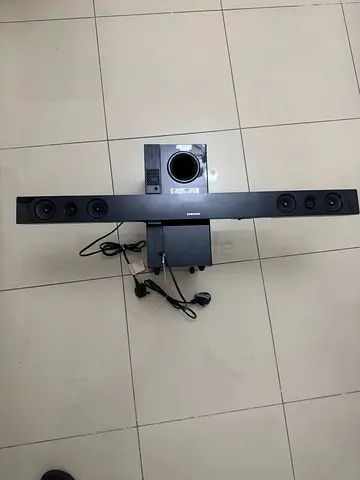 Samsung sound bar with subwoofer and remote