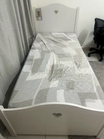 Single bed - 90x200 cm - with mattress- EXCELLENT condition