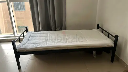 Single metal bed frame - sturdy, good condition