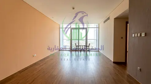 شقة ثلاث غرف وصالة للإيجار السنوي في الشارقة ثلاث غرف ماستر إطلالة بانورامية بلكون أرضيات باركيه موقفان مسبح وجيم والدفع مرن