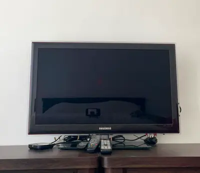 Samsung 32" TV: 75 AED