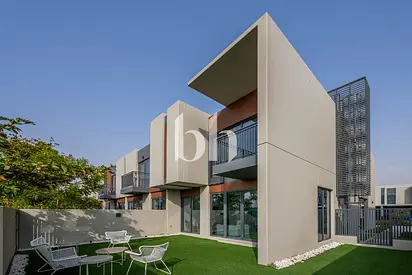 Corner Single Row|Spacious Layout |Ready To Occupy