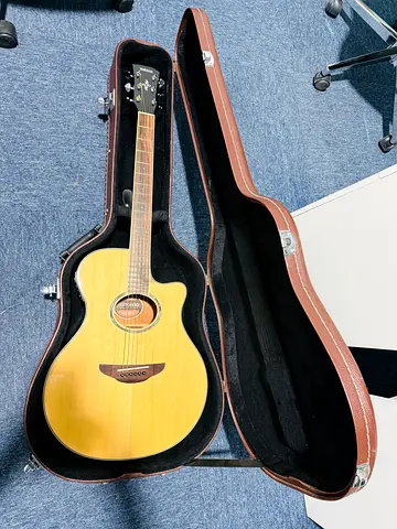 Yamaha apx 600 guitar and hard case for sale