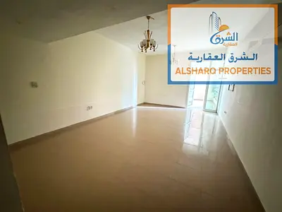 تتميز الشقة بمساحة كبيرة جدًا وتقسيمات داخلية ممتازة تمنح شعورًا بالراحة والاتساع، حيث تضم غرفة نوم واسعة، وصالة كبيرة،_ سكن عائلات
