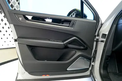 2025 Porsche CAYENNE thumbnail 11