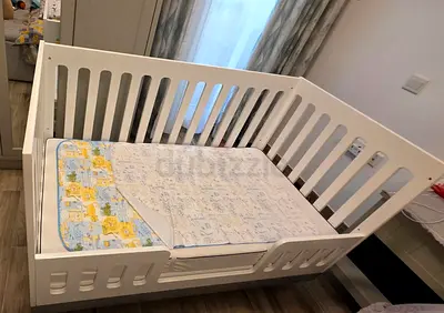 White convertible baby crib / toddler bed - good condition with mattress