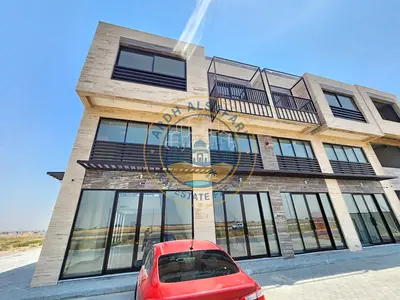 محل تجاري جديد وواسع مع طابق نصفي ودورة مياه للإيجار في منطقة الرحمانية، الشارقة