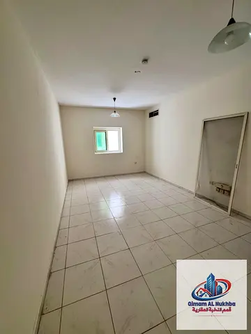 1BR in Al Mahatta, Al Qasimia, with 2 bathrooms, close to services. AED 30K yearly, payable in 4 or 6 installments, cheque deposit.