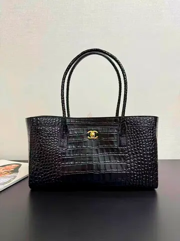 CHANEL Small Tote in Crocodile in black