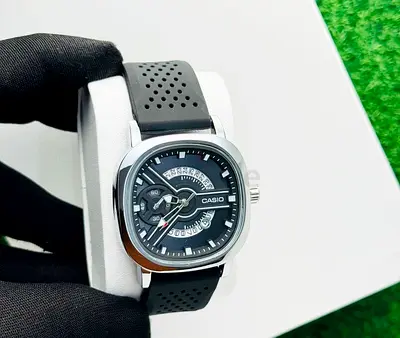 Casio men's analog black dial watch with rubber strap - good condition