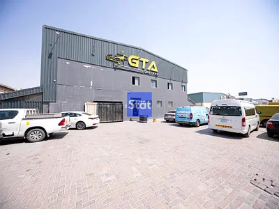 Spacious Warehouse | 10 m + ceiling | Private Parking | Road facing
