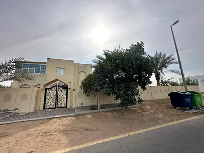 للبيع فيلا مميزة في منطقة القراين 1 – الشارقة، تتمتع بموقع استراتيجي على زاوية شارعين، وتتميز بتصميم عملي ومساحات متنوعة تناسب العائلات الباحثة عن الخ