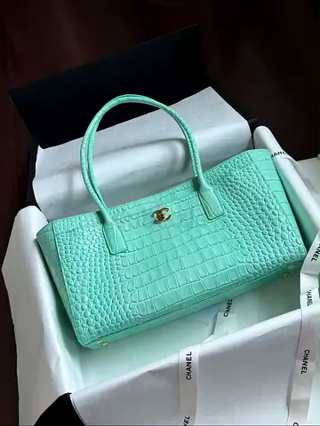 CHANEL  Tote in Crocodile
