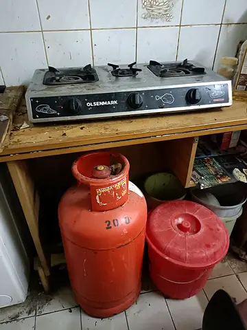 Used Olsenmark 3-Burner Gas Stove with Gas Cylinder
