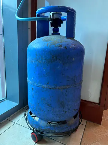 15.5 Kg Gas Cylinder with Regulator and Trolley