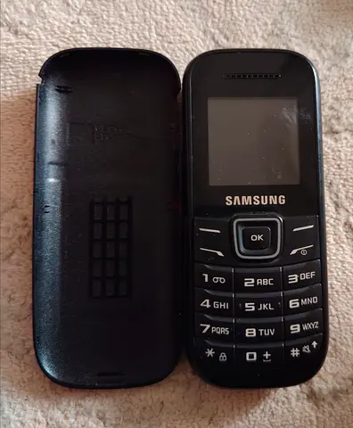 Samsung Basic Feature Phone with Back Cover - Good Working Condition