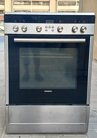 Brand Siemens Electric cooker, with 4 hobs and oven is properly working condition.
