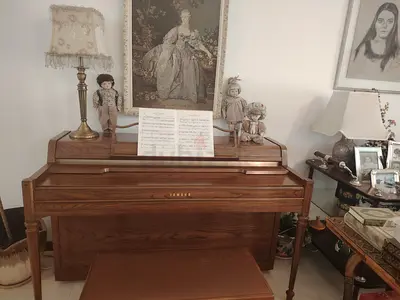 Yamaha Upright Piano in Good Condition with Bench