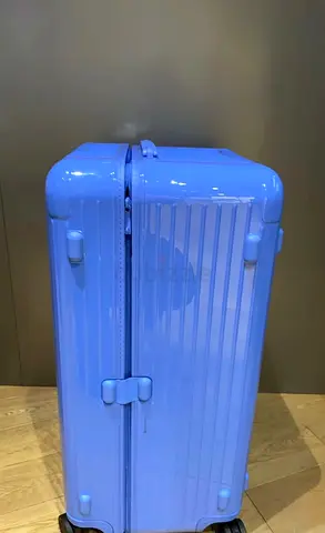 RIMOWA Gloss Polycarbonate Essential luggage