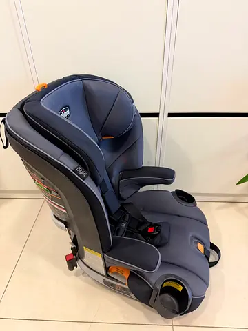 Used convertible carseat Chicco-good condition, grey. Harness mode and booster mode transformation.