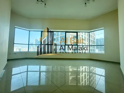 شقة واسعة للإيجار السنوي في منطقة الخان بإطلالة مفتوحة، تتكون من 3 غرف نوم ماستر و4 حمامات، مع تكييف مركزي وموقف سيارة مجاني وجيم، وتتميز بمساحات مريح