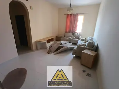 شقة مميزة ببلكونة وتكييف مركزي وصيانة مجانية مع موقع حيوي وسهولة الوصول إلى الطرق الرئيسية