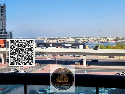 عرض مميز! شقة 3 غرف نوم بسعر لا يُقاوم! شقة فارغة بإطلالة بحرية كاملة، مُجددة بالكامل وجاهزة للسكن في موقع متميز في أبراج الخور.
