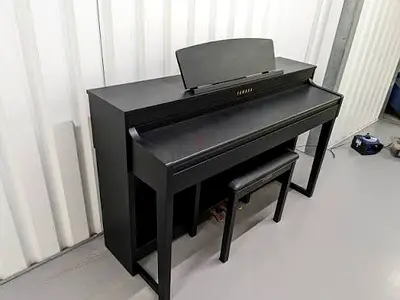 Yamaha Clavinova CLP440. Piano in very good condition. With matching piano bench. COD with warranty