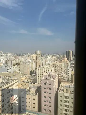شقة مميزة للإيجار في المجرّة بموقع حيوي وقريب من جميع الخدمات. تتكون من غرفتي نوم وصالة واسعة، 3 حمامات، غرفة تخزين، وبلكونة توفر إطلالة وتهوية جيدة.