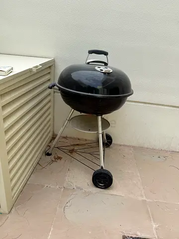 WEBBER CHARCOAL GRILL BARBECUE - Used charcoal kettle grill with lid and wheels - good condition