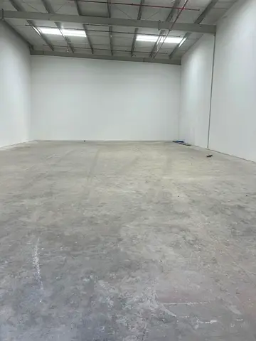 4200 sq ft warehouse for car detailing/garage/carpentary and light commercial activities Power 50 kw