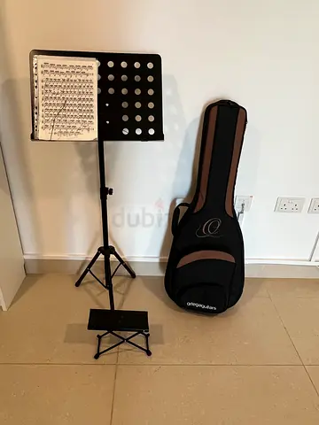 Guitar, gig bag with foldable music stand and footstool - excellent condition bought in Austria