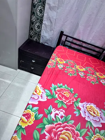 Single bed space available for men