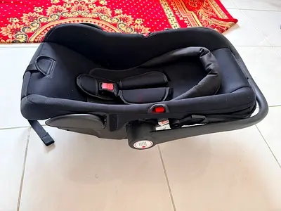 Brand new unused infant car seat (rear-facing) with carry handle - Excellent condition