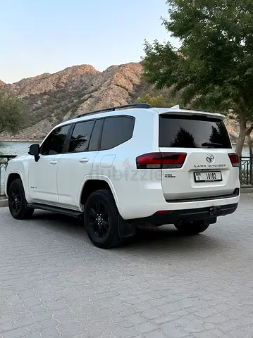 Toyota Land Cruiser Black Edition 2023 | GCC Specs | Pristine Condition
