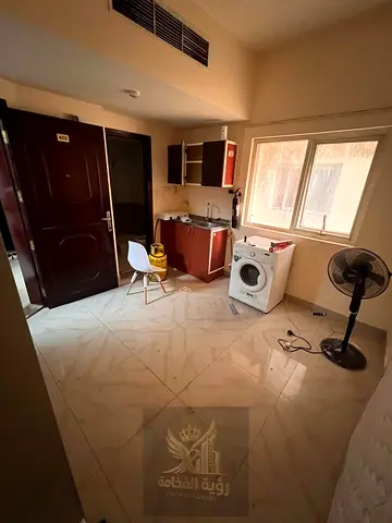 استديو للإيجار السنوي في النباعة، مساحة ممتازة، تكييف مركزي، موقع مميز، الإيجار 12,000 درهم سنوياً على 4 شيكات. فرصة مميزة للسكن المريح. للتواصل: 0565