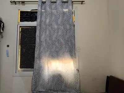Light grey leaf-patterned curtain panel with metal eyelets - 1 piece