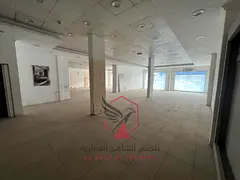 Luxury showroom for annual rent in Industrial Area 4, 6,800 sq. ft., 3 bathrooms, free parking, prim