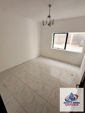 فرصة لا تتكرر في المجاز ثلاثة بالشارقة، غرفتين وصالة بمساحات كبيرة وحمامين، سكن عائلي مريح بسعر سنوي مميز ودفعات مرنة