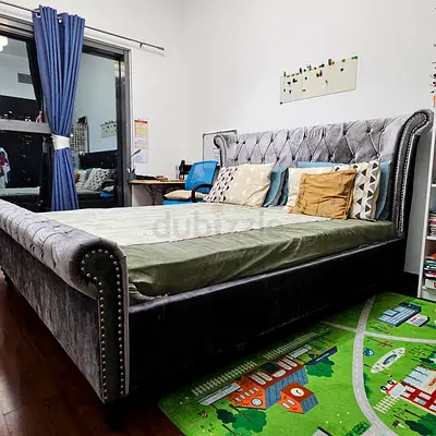 Queen-size upholstered bed frame with tufted headboard