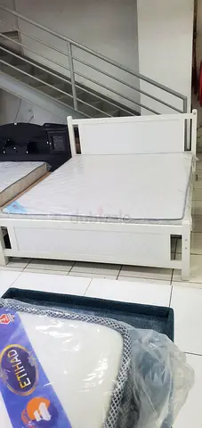 White baby crib with mattress - good condition