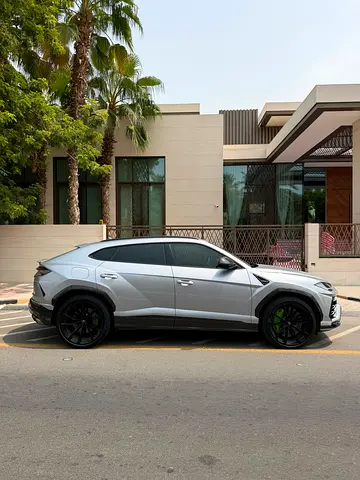 2020 Lamborghini URUS photo 2